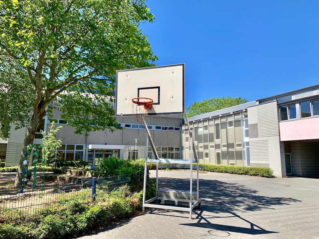 Basketballkorb Innenhof