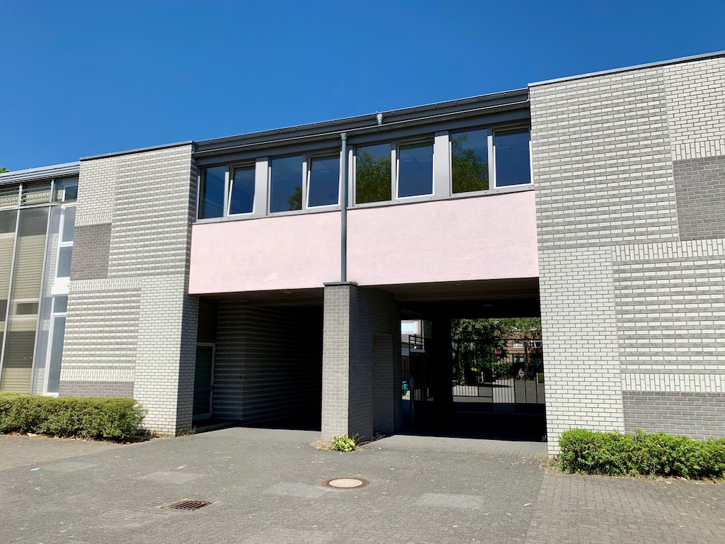Außenansicht Durchgang Bushaltestelle